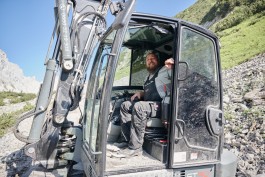 Erdarbeiten Scheeraeumung Wegsanierung Bagger Grabungen Erdbewegung Bagger Tirol Terfens Orgler Notruf Notdienst Unwetter Rohrbrüche Rohrbruch Erdbewegung Schwaz