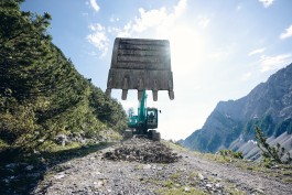 Erdarbeiten Scheeraeumung Wegsanierung Bagger Grabungen Erdbewegung Bagger Tirol Terfens Orgler Notruf Notdienst Unwetter Rohrbrüche Rohrbruch Erdbewegung Schwaz