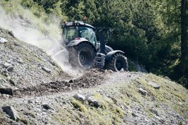 Wegsanierung in den Bergen von Tirol Erdarbeiten Scheeraeumung Wegsanierung Bagger Grabungen Erdbewegung Bagger Tirol Terfens Orgler Notruf Notdienst Unwetter Rohrbrüche Rohrbruch Erdbewegung Schwaz